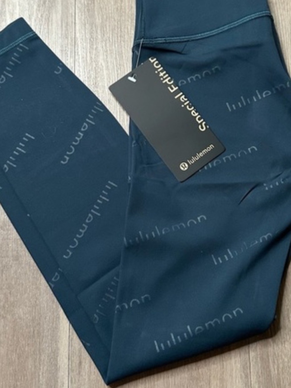 LULULEMON SPECIAL edition wonder train HR Crop 21” , size 4 NWT submarine
